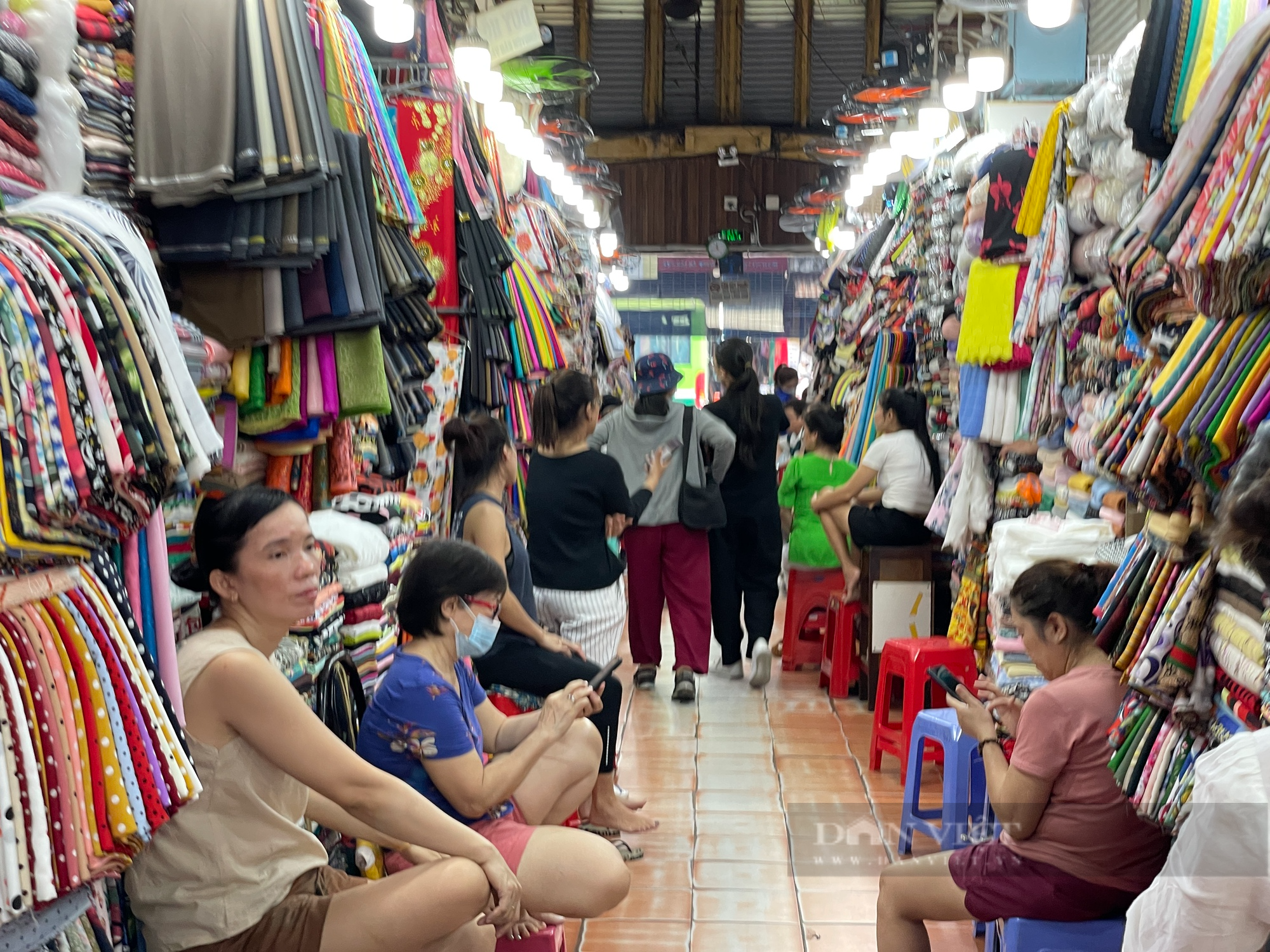 Tiểu thương chợ Sài Gòn xếp hàng dài chờ khách, chiều đóng cửa về sớm vì ế - Ảnh 5.