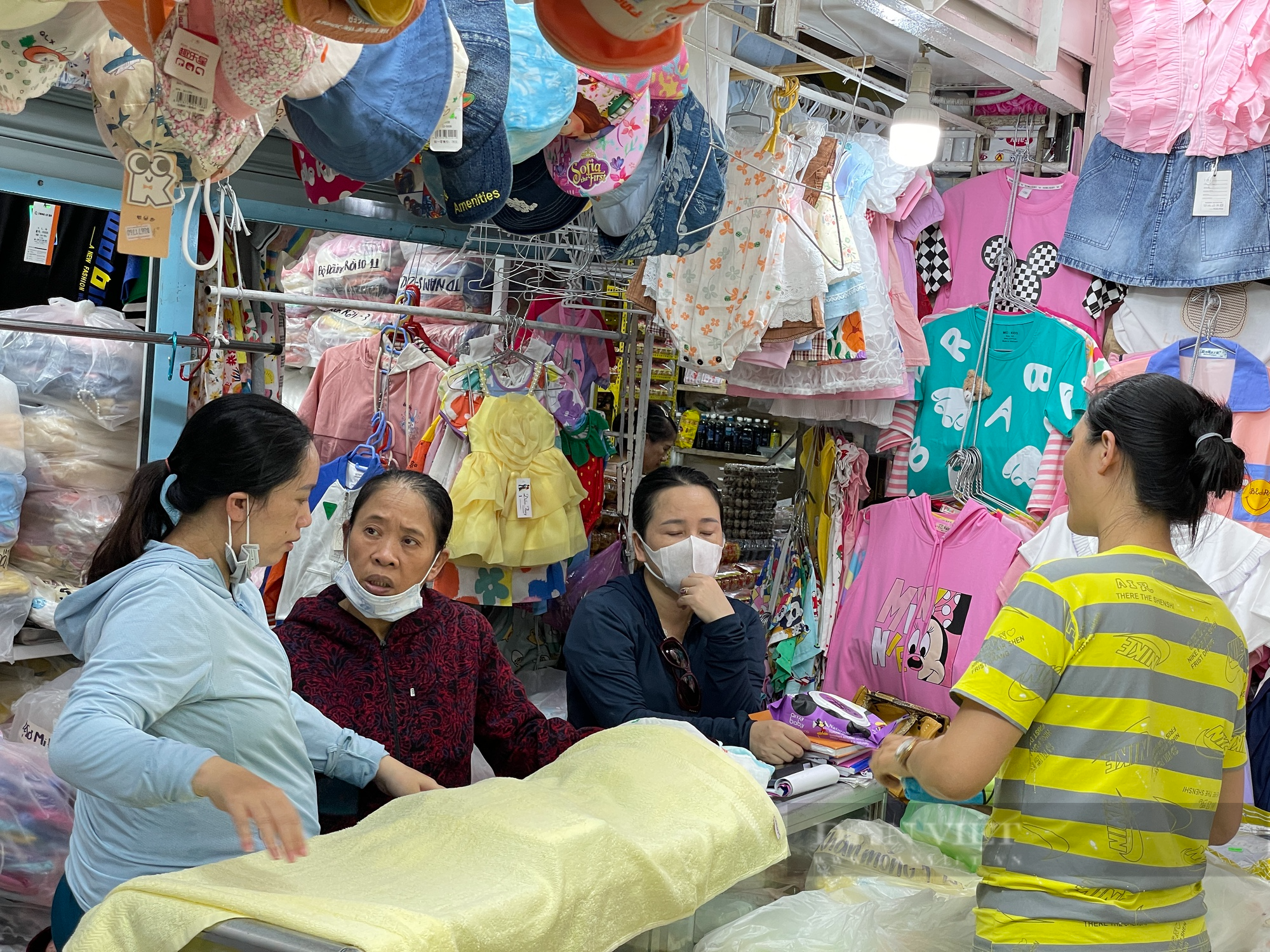 Tiểu thương chợ Sài Gòn xếp hàng dài chờ khách, chiều đóng cửa về sớm vì ế - Ảnh 6.