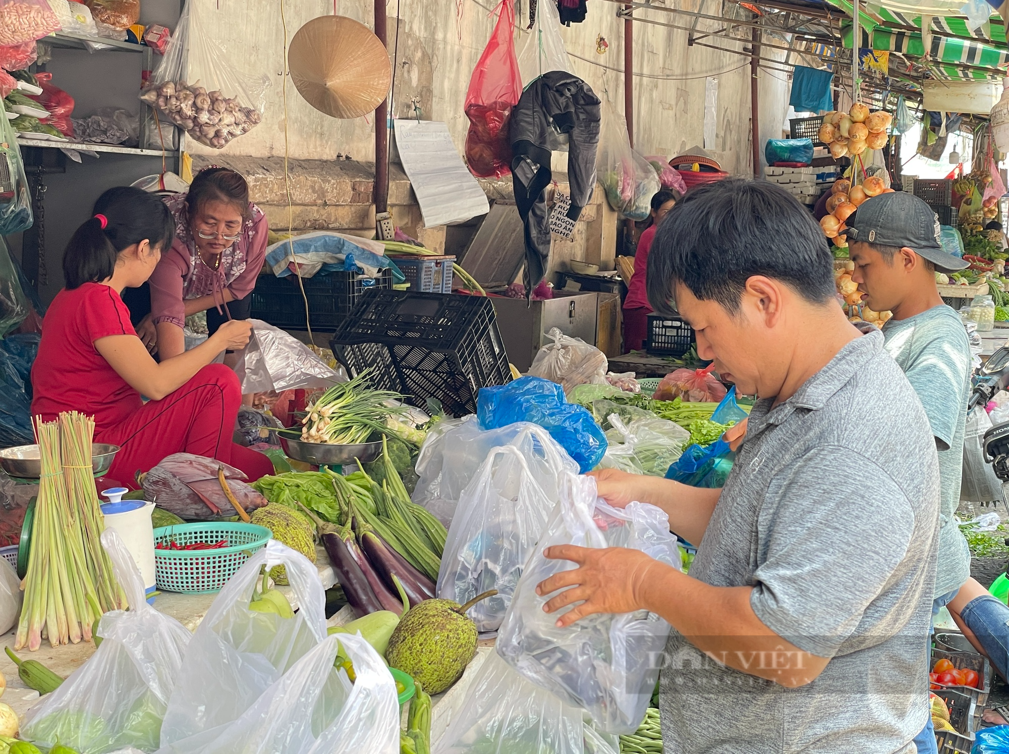 Tiểu thương chợ Sài Gòn xếp hàng dài chờ khách, chiều đóng cửa về sớm vì ế - Ảnh 7.