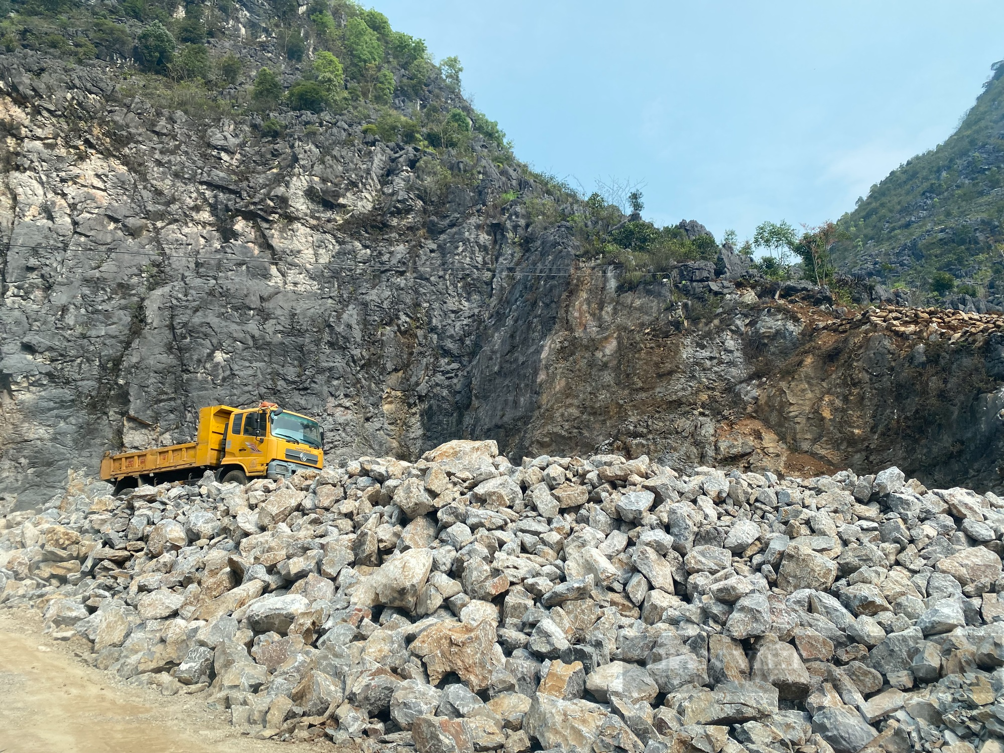 “Hỏa tốc” kiểm tra phản ánh việc khai thác đá tại Cao nguyên đá Đồng Văn - Ảnh 3.