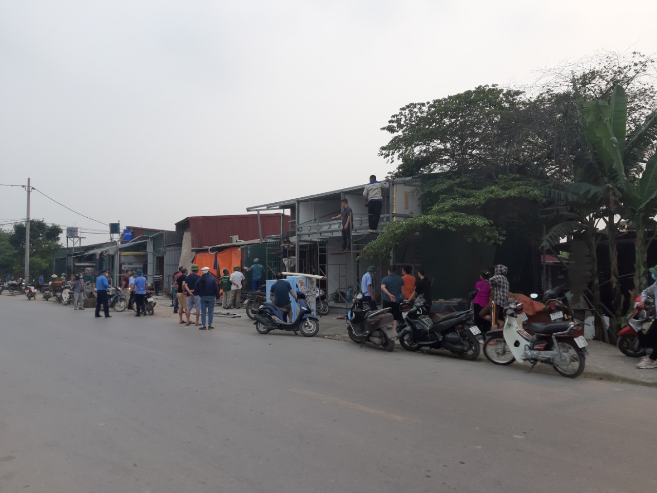 Hà Nội: Tháo dỡ công trình xây dựng vi phạm trên đê sông Đáy - Ảnh 3.