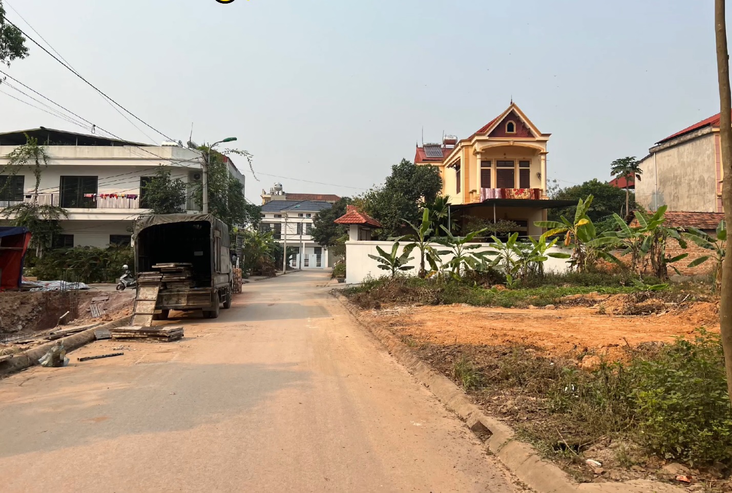 Nhiều địa phương gần Hà Nội đấu giá đất, giá khởi điểm có thửa hơn 24 tỷ đồng - Ảnh 1.