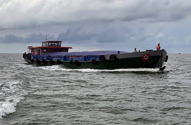 Cảnh sát biển phát hiện tàu chở 520 tấn phân đạm URE &quot;lậu&quot; - Ảnh 1.