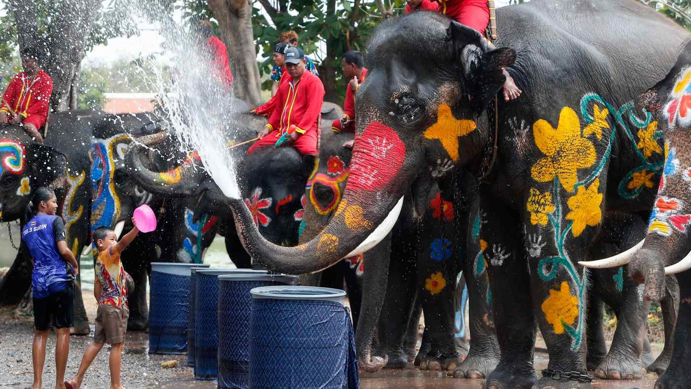 Thái Lan: Lễ hội té nước Songkran hứa hẹn mang về &quot;bộn tiền&quot; - Ảnh 1.