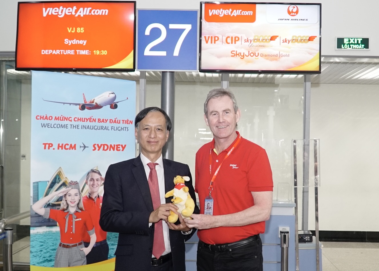 Đại sứ Việt Nam tại Úc - Nguyễn Tất Thành và Phó Tổng giám đốc Vietjet Michael Hickey (áo đỏ) chào mừng chuyến bay đầu tiên