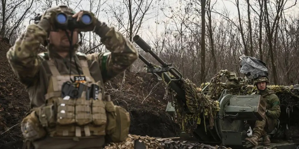 Xe tăng Nga lao thẳng vào 'đại bản doanh' của lính Ukraine ở Bakhmut, Kiev cho nổ cả tòa nhà chôn vùi đối phương - Ảnh 1.