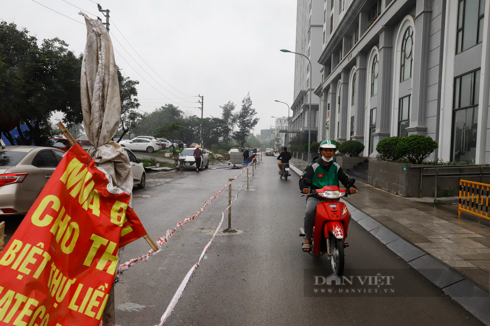 Đóng cột kiên cố, dựng hàng rào dây thép gai giữa đường tại chung cư nghìn dân sinh sống ở Hà Nội - Ảnh 2.