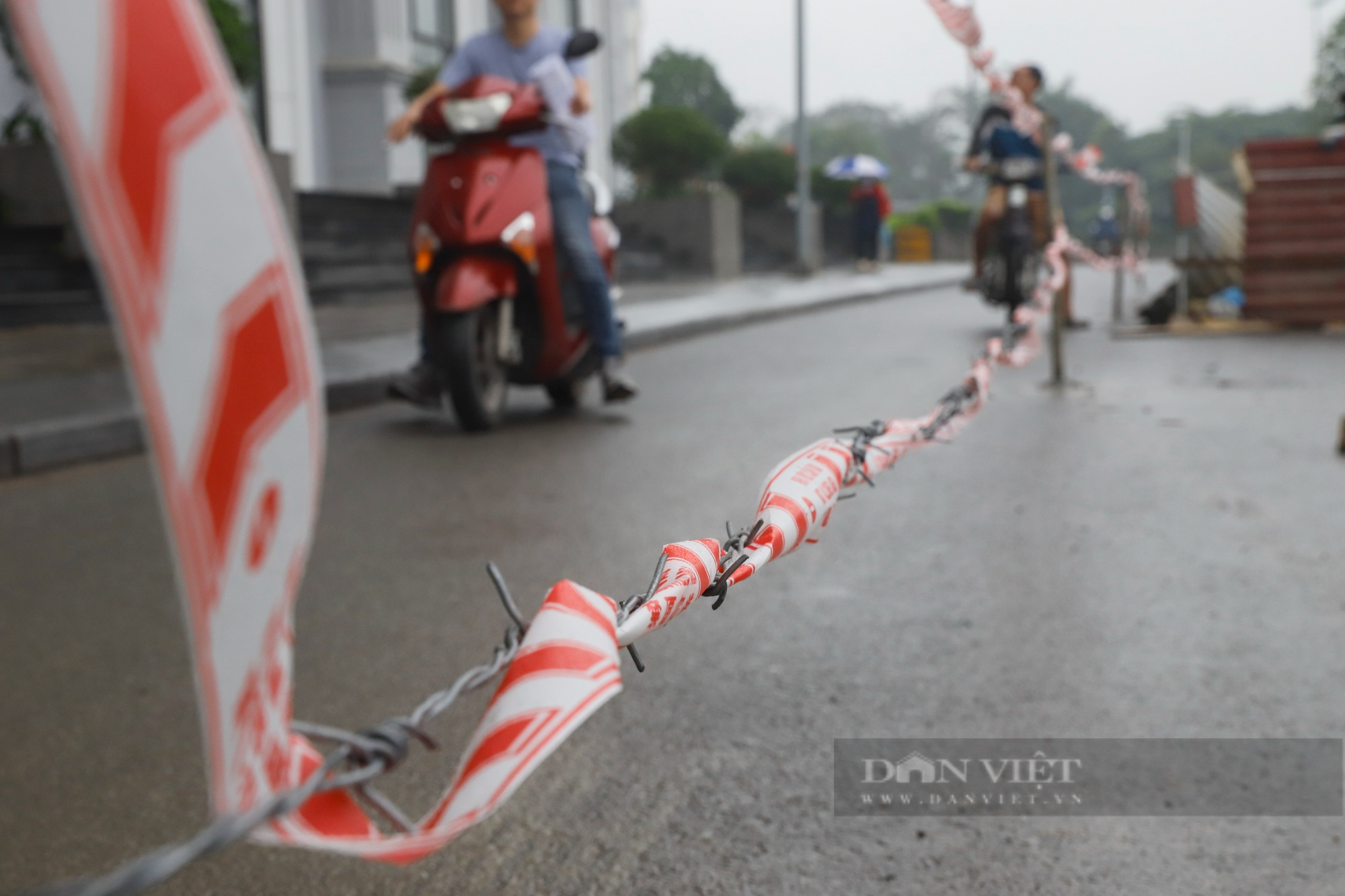 Đóng cột kiên cố, dựng hàng rào dây thép gai giữa đường tại chung cư nghìn dân sinh sống ở Hà Nội - Ảnh 3.