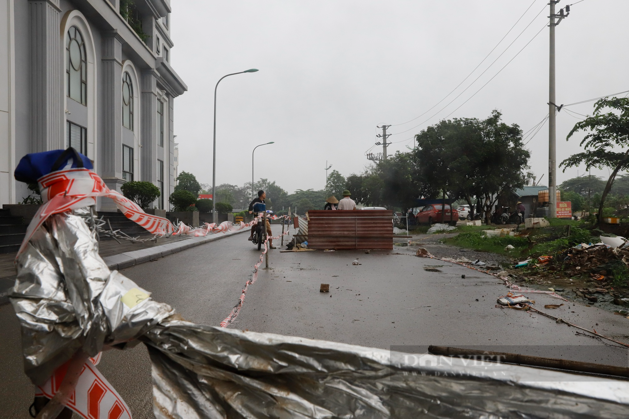 Đóng cột kiên cố, dựng hàng rào dây thép gai giữa đường tại chung cư nghìn dân sinh sống ở Hà Nội - Ảnh 5.