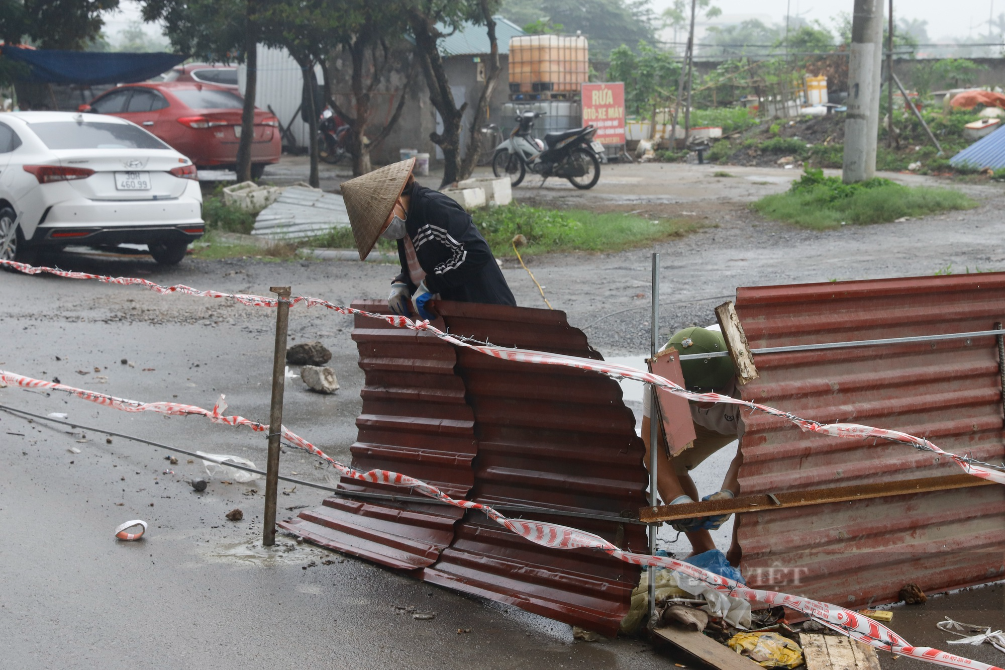 Đóng cột kiên cố, dựng hàng rào dây thép gai giữa đường tại chung cư nghìn dân sinh sống ở Hà Nội - Ảnh 6.