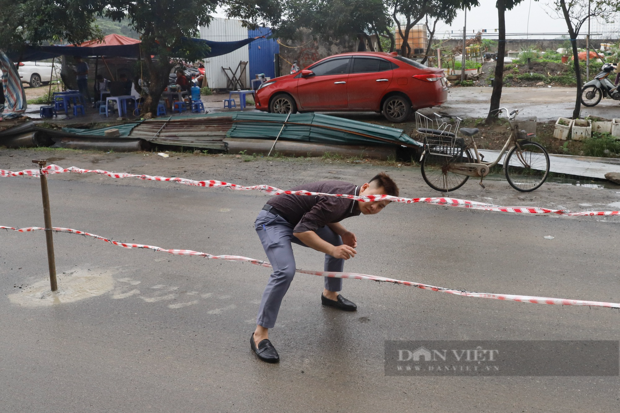 Đóng cột kiên cố, dựng hàng rào dây thép gai giữa đường tại chung cư nghìn dân sinh sống ở Hà Nội - Ảnh 9.