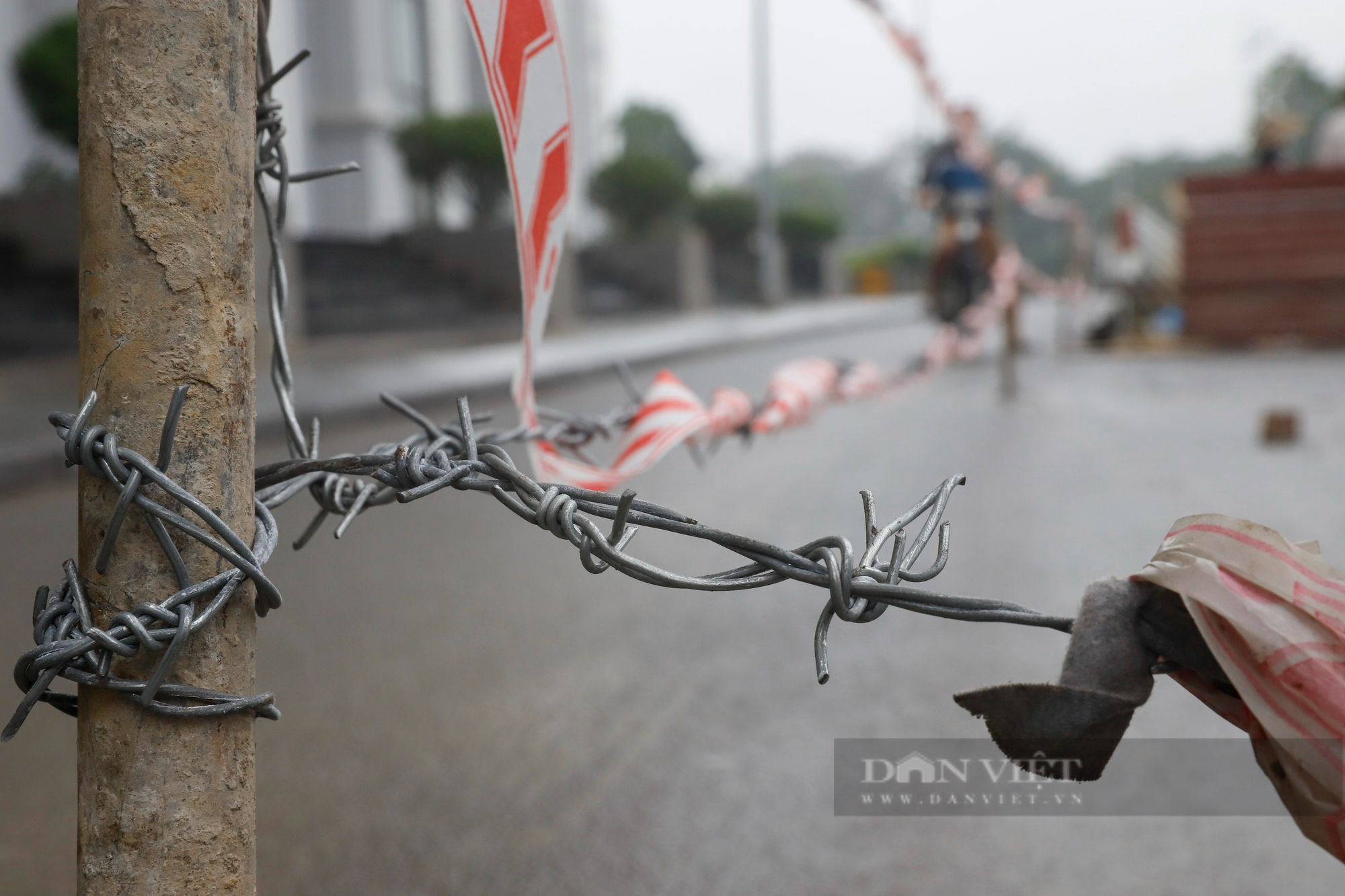 Đóng cột kiên cố, dựng hàng rào dây thép gai giữa đường tại chung cư nghìn dân sinh sống ở Hà Nội - Ảnh 10.