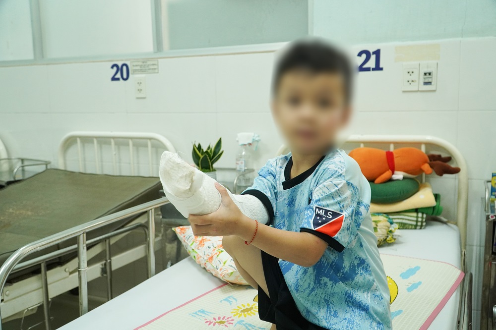 Huy động đội ngũ cấp cứu, kịp thời nối bàn tay đứt lìa cho bé trai 5 tuổi - Ảnh 3.