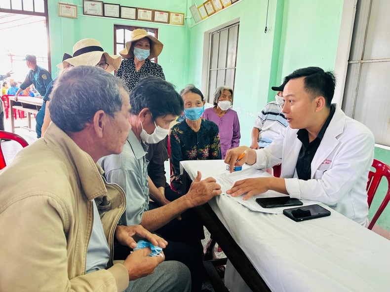 Đoàn bác sĩ Bệnh viện Chợ Rẫy hỗ trợ khám, chữa bệnh miễn phí cho bà con nghèo miền biển Quảng Ngãi - Ảnh 3.