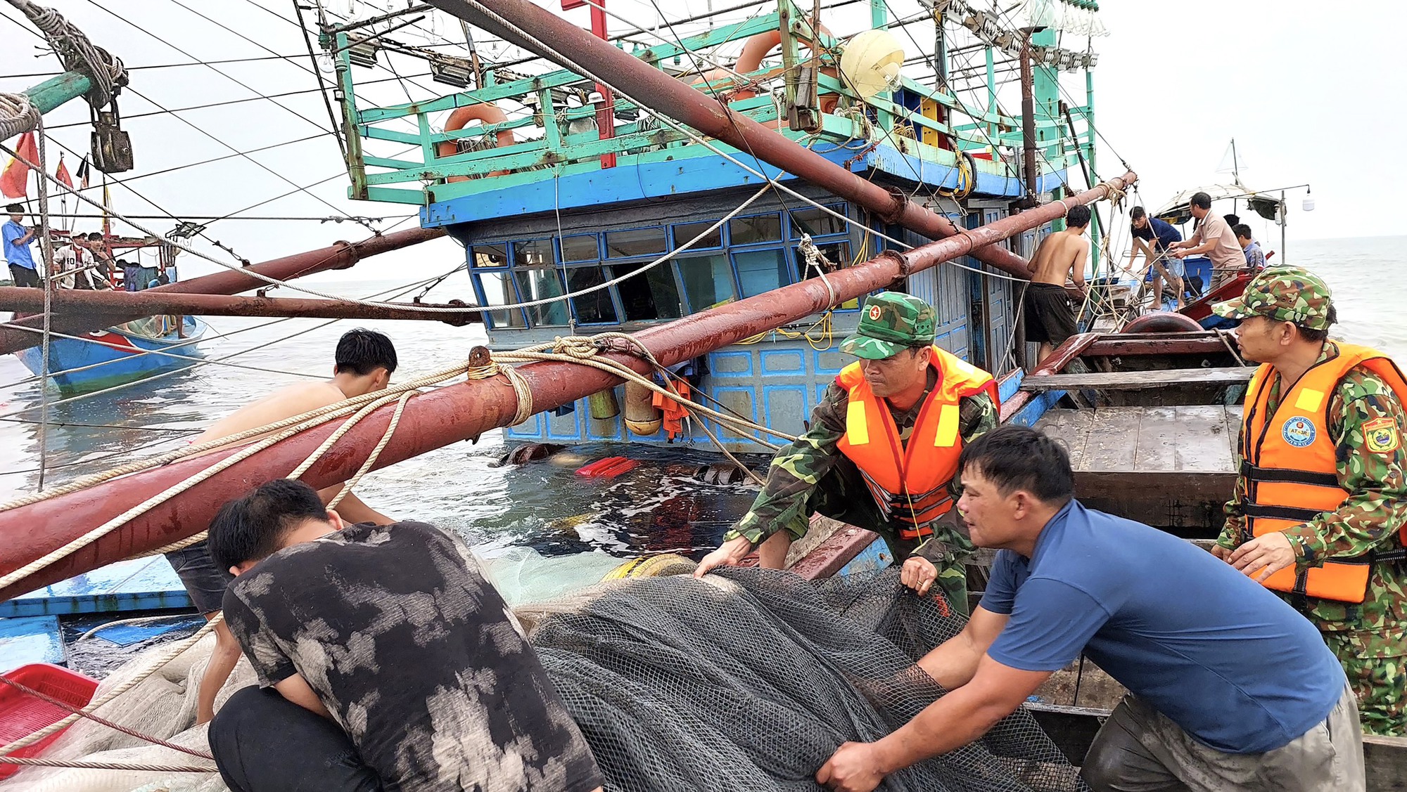 Quảng Bình: Tàu cá chìm trên biển, 6 ngư dân được cứu sống - Ảnh 1.