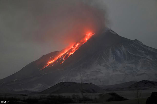 Nga: Tàn tích núi lửa khiến hơn 100.000 km vuông đất sinh sống chìm trong khói bụi - Ảnh 1.