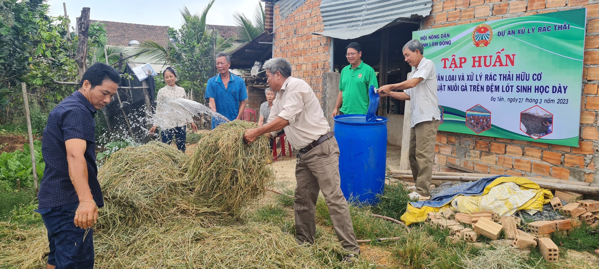 Hội Nông dân tỉnh Lâm Đồng tập huấn cho người dân xử lý rác thải, giảm phát thải khí nhà kính - Ảnh 1.