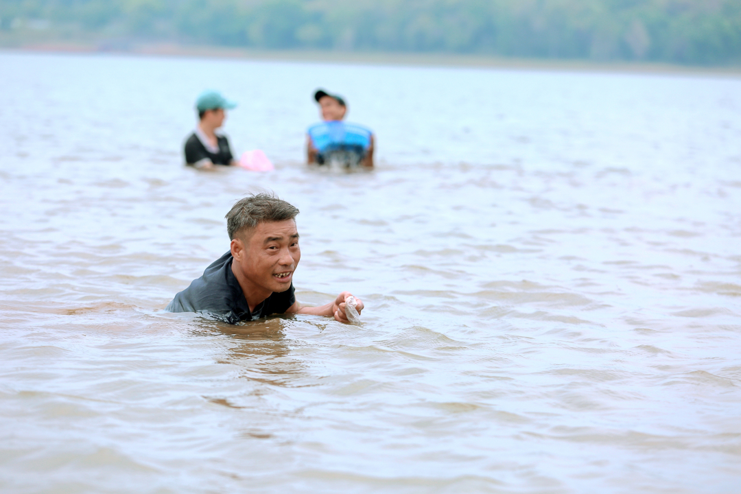 Đàn ông, đàn bà nhóm ba, nhóm bảy lội xuống một hồ đẹp ở Đắk Lắk bắt con luộc lên nước ngọt lừ - Ảnh 4.