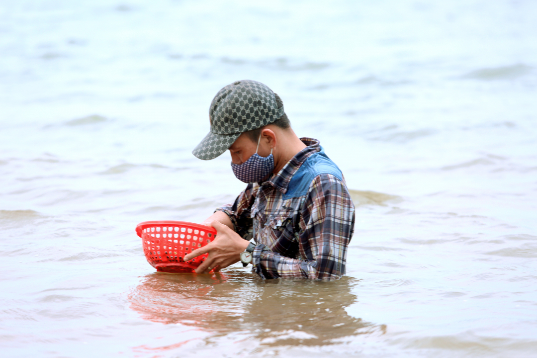 Đàn ông, đàn bà nhóm ba, nhóm bảy lội xuống một hồ đẹp ở Đắk Lắk bắt con luộc lên nước ngọt lừ - Ảnh 6.