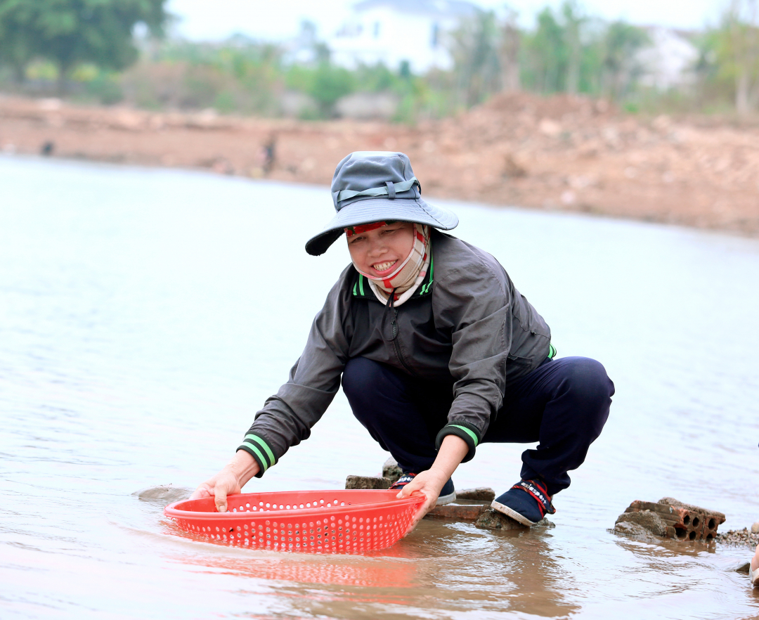 Đàn ông, đàn bà nhóm ba, nhóm bảy lội xuống một hồ đẹp ở Đắk Lắk bắt con luộc lên nước ngọt lừ - Ảnh 11.