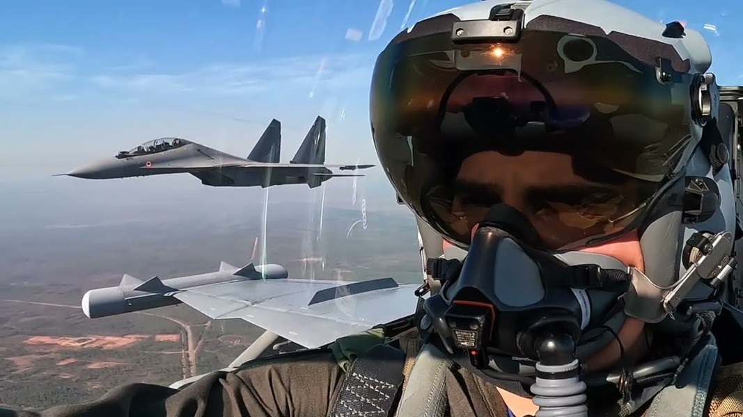 Tướng không quân Mỹ gây bất ngờ khi có mặt trên tiêm kích Su-30MKI - Ảnh 4.