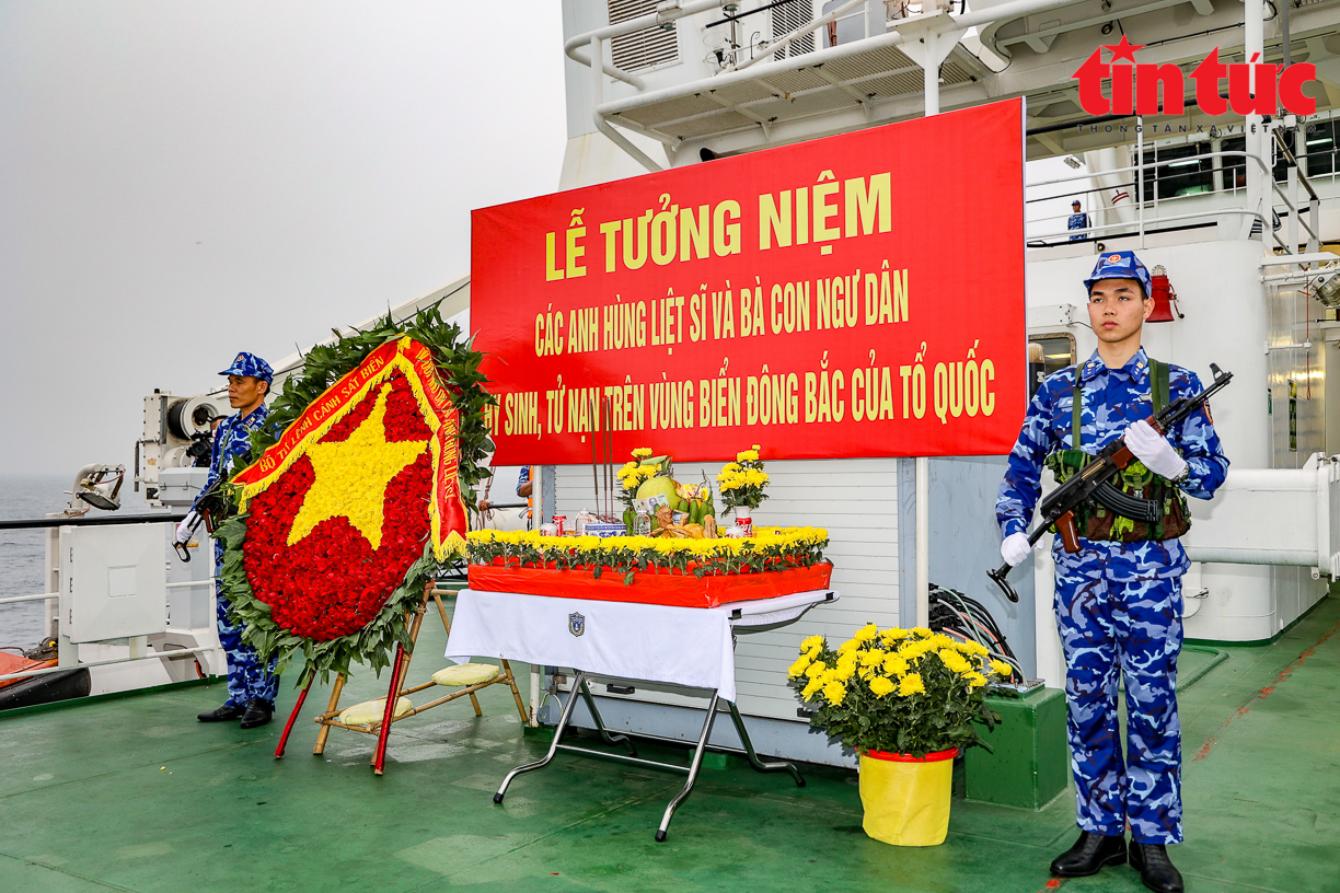 Xúc động Lễ tưởng niệm các Anh hùng, liệt sĩ hy sinh và ngư dân tử nạn trên vùng biển Vịnh Bắc Bộ - Ảnh 4.