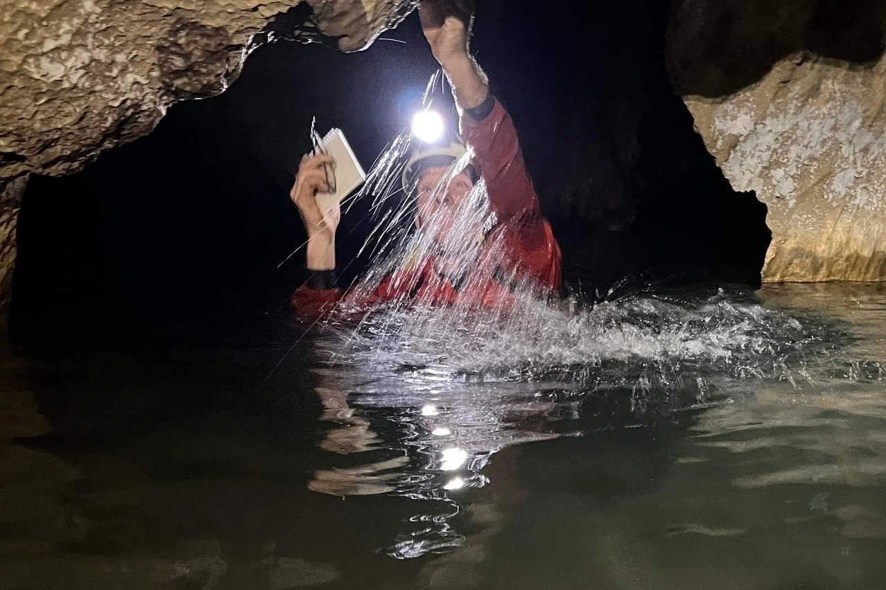 Mê mẩn với vẻ đẹp của 22 hang động mới được phát hiện tại Quảng Bình - Ảnh 4.