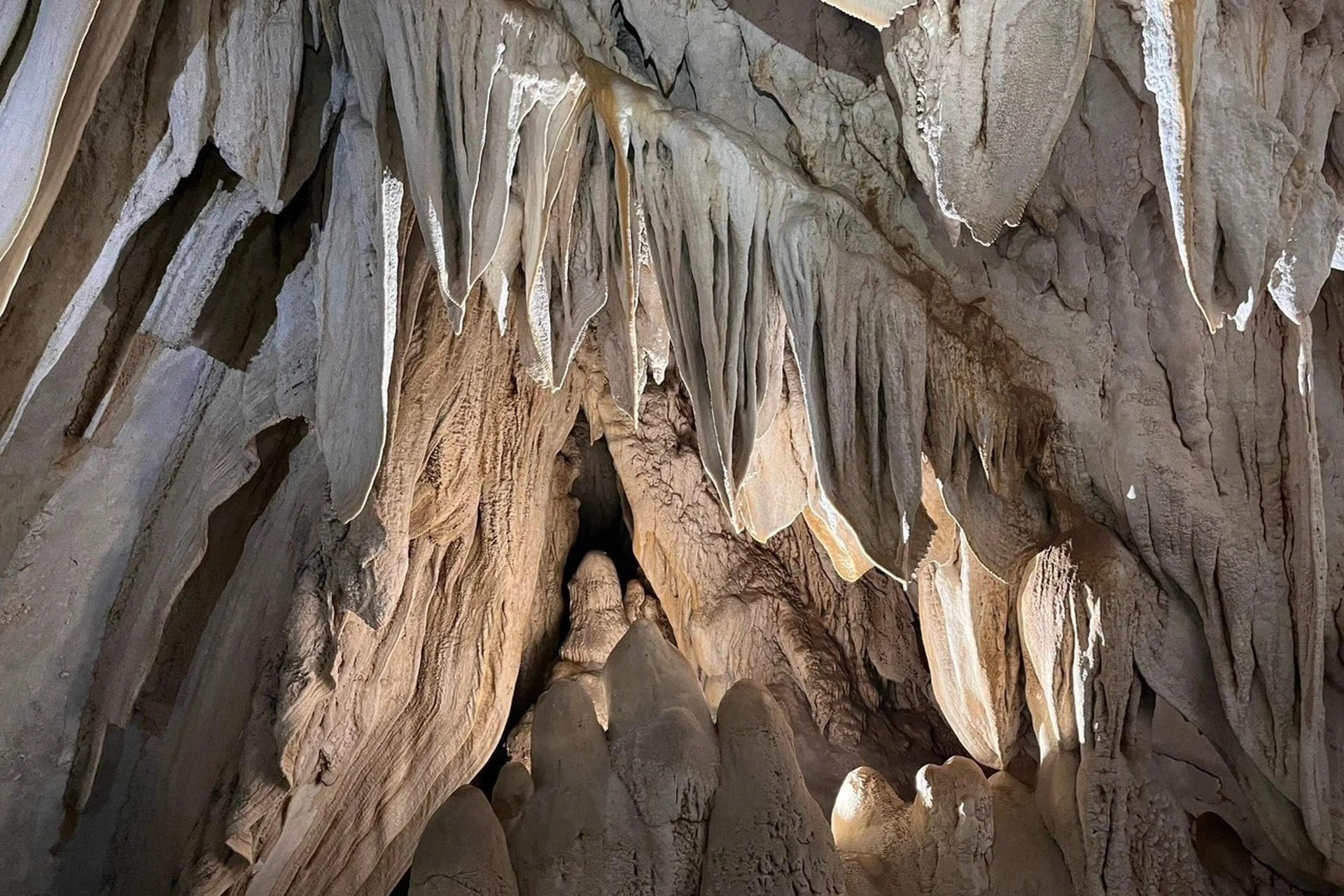 Mê mẩn với vẻ đẹp của 22 hang động mới được phát hiện tại Quảng Bình - Ảnh 6.