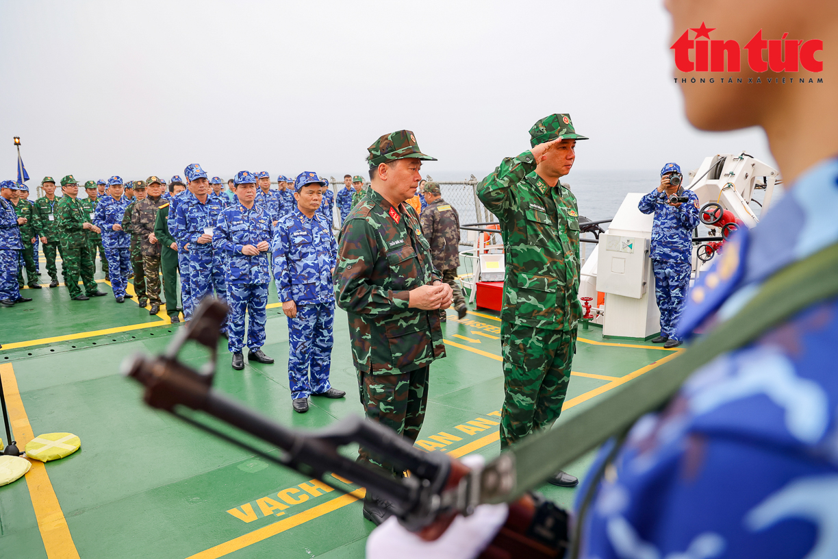 Xúc động Lễ tưởng niệm các Anh hùng, liệt sĩ hy sinh và ngư dân tử nạn trên vùng biển Vịnh Bắc Bộ - Ảnh 7.