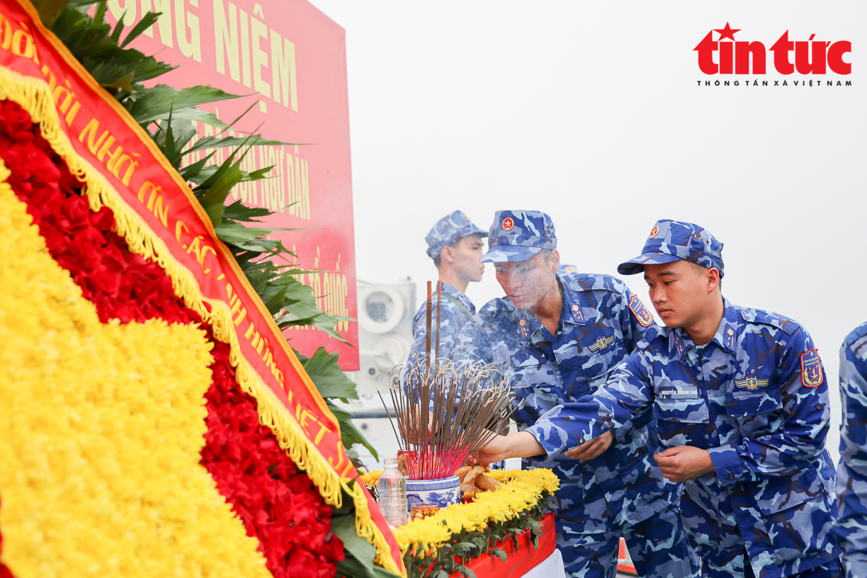 Xúc động Lễ tưởng niệm các Anh hùng, liệt sĩ hy sinh và ngư dân tử nạn trên vùng biển Vịnh Bắc Bộ - Ảnh 8.