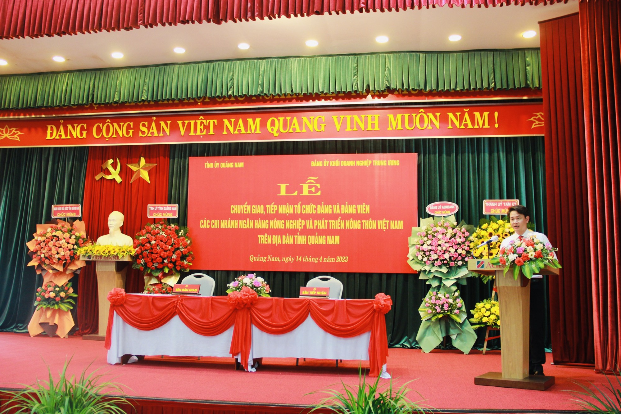 Lễ chuyển giao – tiếp nhận tổ chức đảng, đảng viên trong các Chi nhánh Agribank trên địa bàn tỉnh Quảng Nam - Ảnh 2.