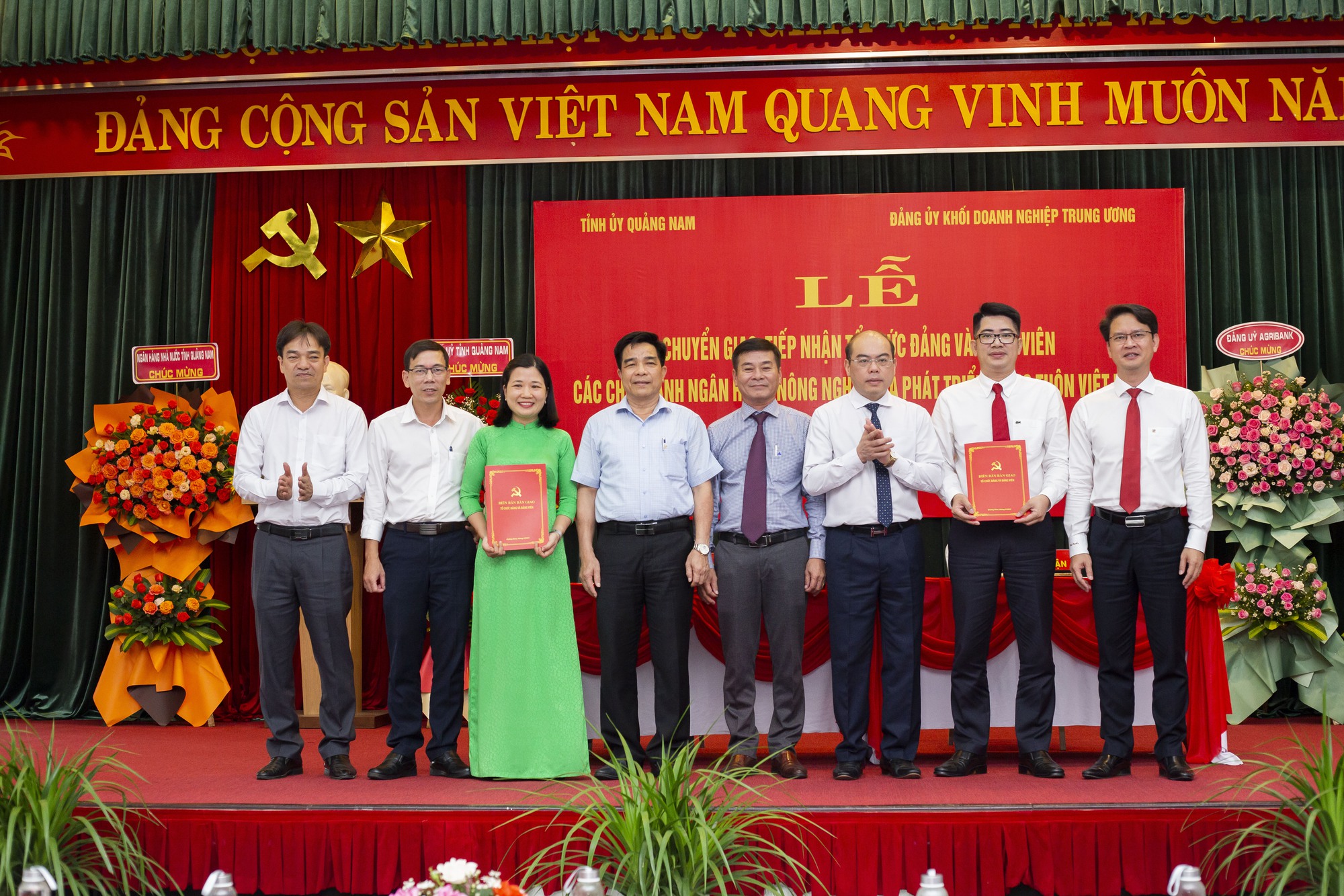 Lễ chuyển giao – tiếp nhận tổ chức đảng, đảng viên trong các Chi nhánh Agribank trên địa bàn tỉnh Quảng Nam - Ảnh 1.