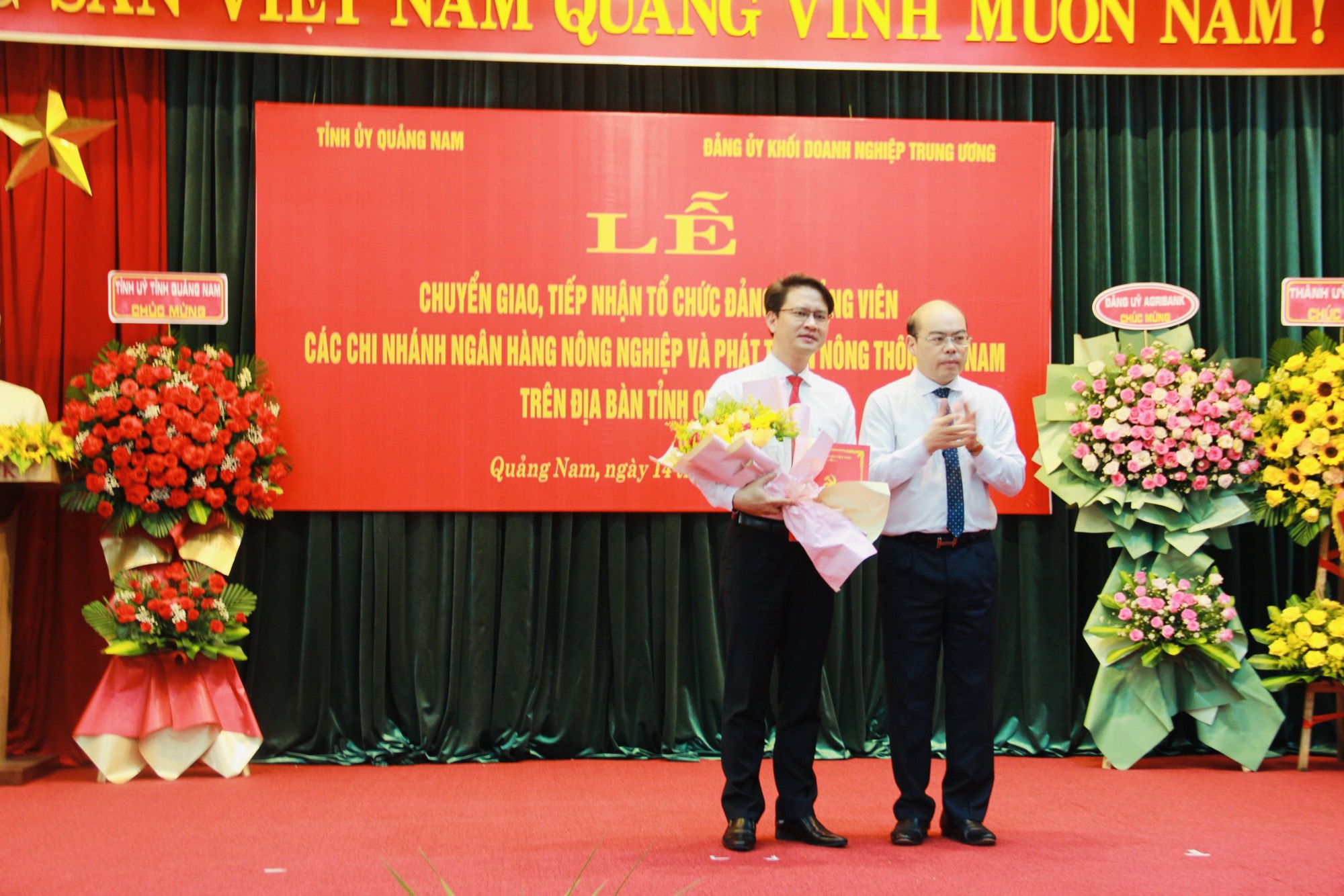Lễ chuyển giao – tiếp nhận tổ chức đảng, đảng viên trong các Chi nhánh Agribank trên địa bàn tỉnh Quảng Nam - Ảnh 4.