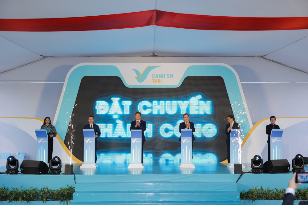 Khai trương hãng taxi thuần điện đầu tiên tại Việt Nam - Ảnh 1.