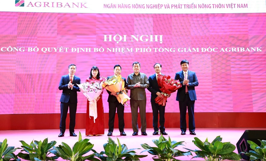 Ngân hàng Nhà nước Việt Nam công bố quyết định bổ nhiệm Phó Tổng giám đốc Agribank - Ảnh 2.
