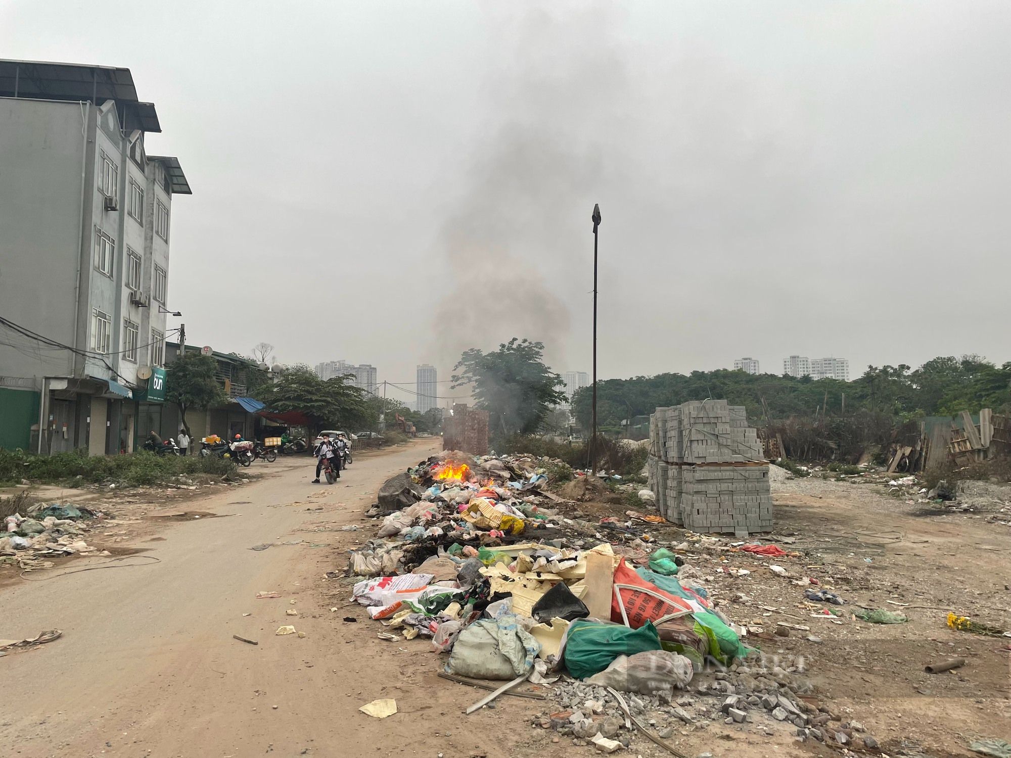 Người dân “kêu trời” vì đường chạy qua dự án Bệnh viện Đa khoa Thanh Xuân bỗng trở thành &quot;bãi rác&quot; - Ảnh 1.