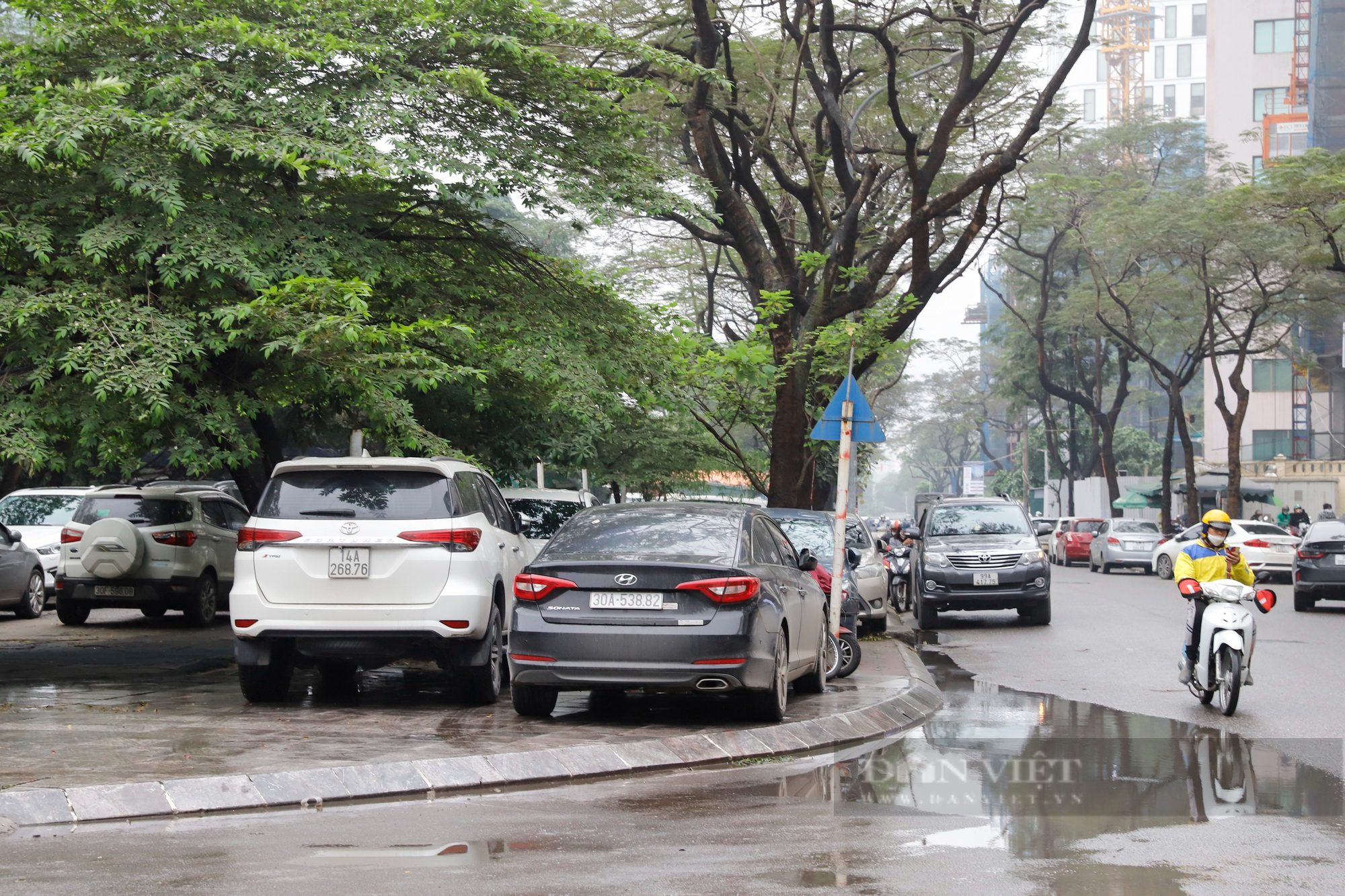 Ôtô đỗ tràn lan trên vỉa hè, lòng đường tại &quot;thủ phủ&quot; văn phòng cho thuê ở Hà Nội - Ảnh 2.