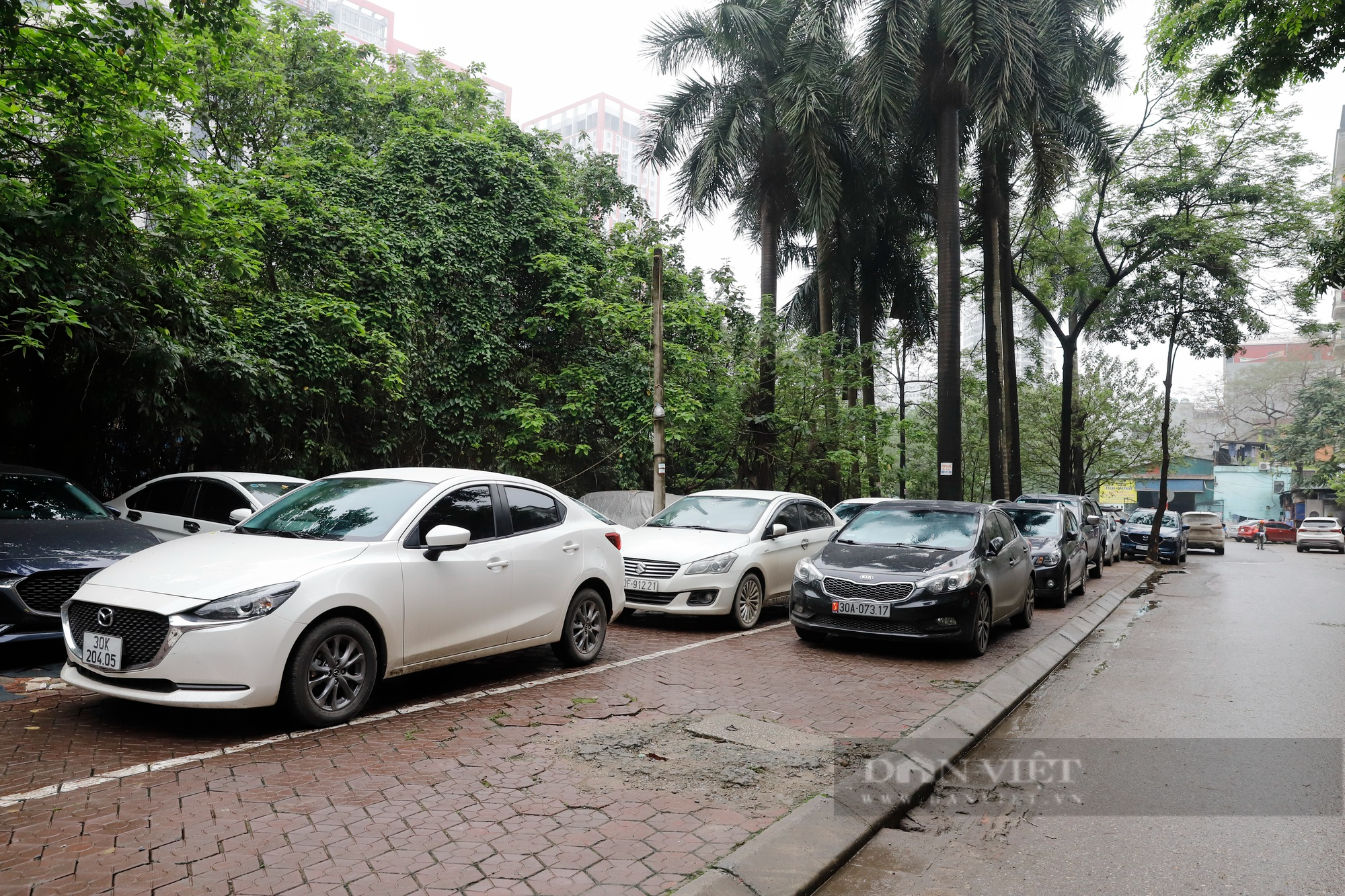 Ôtô đỗ tràn lan trên vỉa hè, lòng đường tại &quot;thủ phủ&quot; văn phòng cho thuê ở Hà Nội - Ảnh 5.
