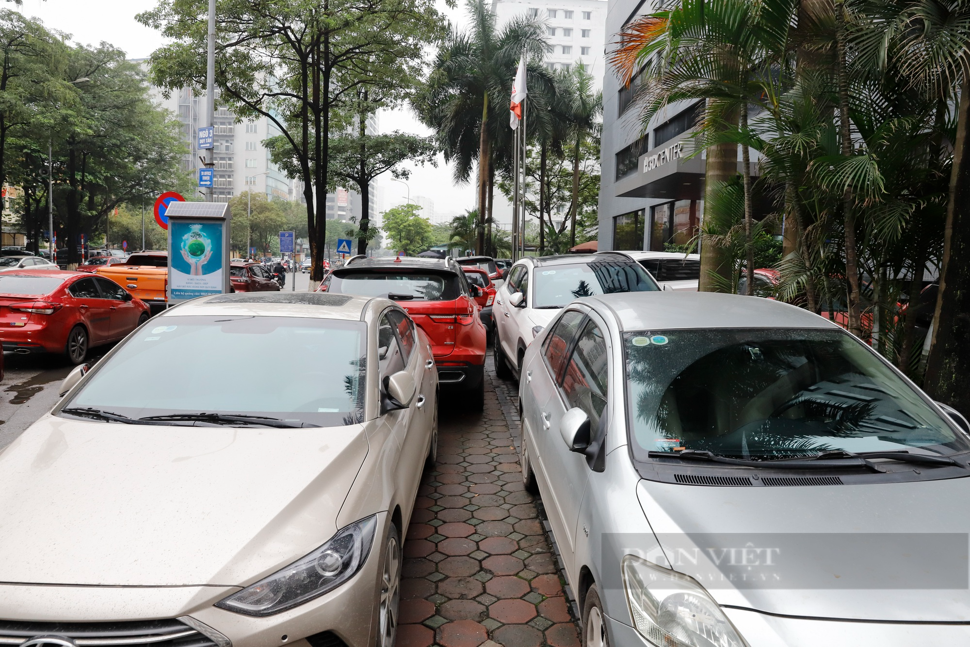 Ôtô đỗ tràn lan trên vỉa hè, lòng đường tại &quot;thủ phủ&quot; văn phòng cho thuê ở Hà Nội - Ảnh 6.