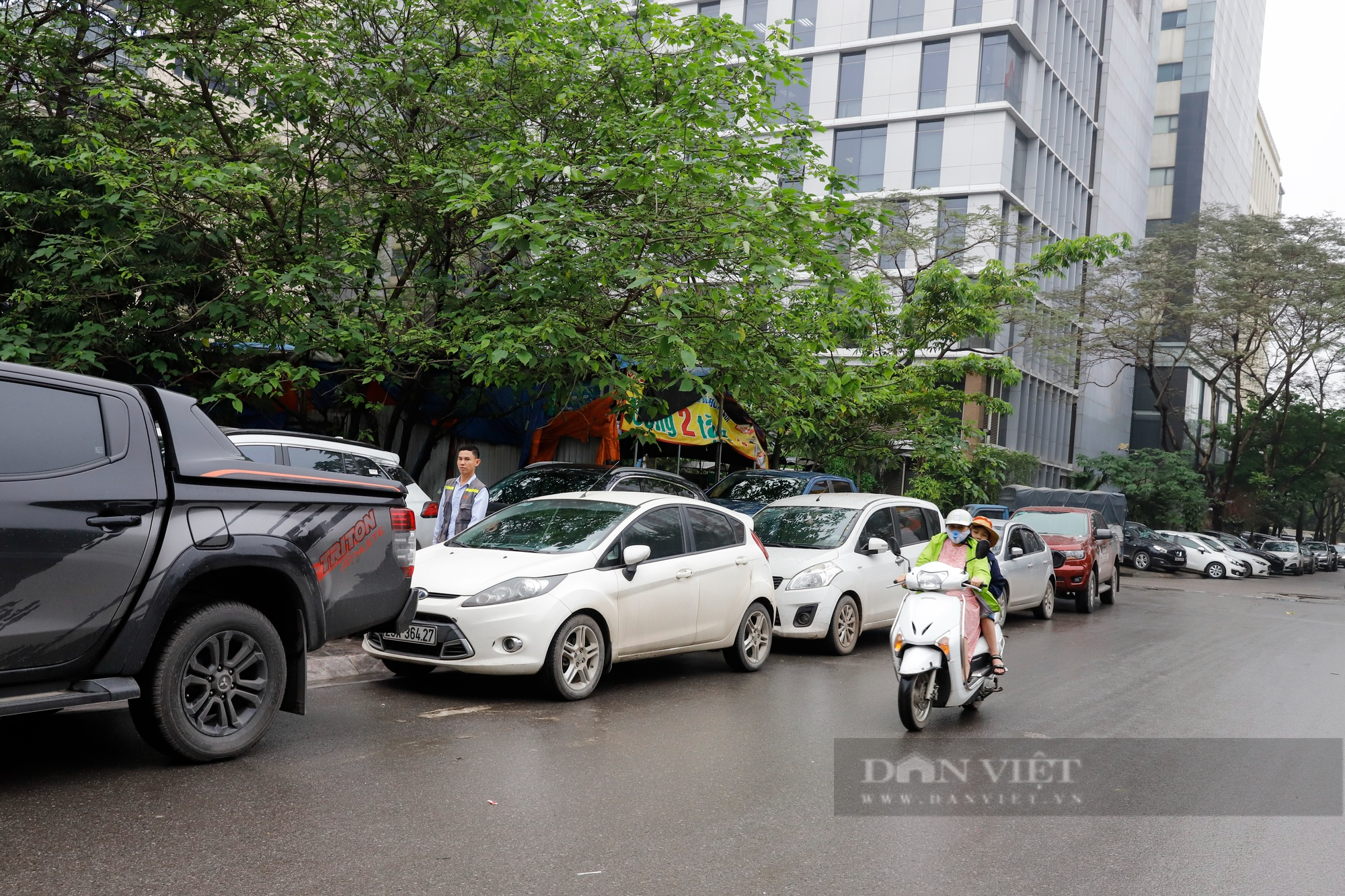 Ôtô đỗ tràn lan trên vỉa hè, lòng đường tại &quot;thủ phủ&quot; văn phòng cho thuê ở Hà Nội - Ảnh 7.