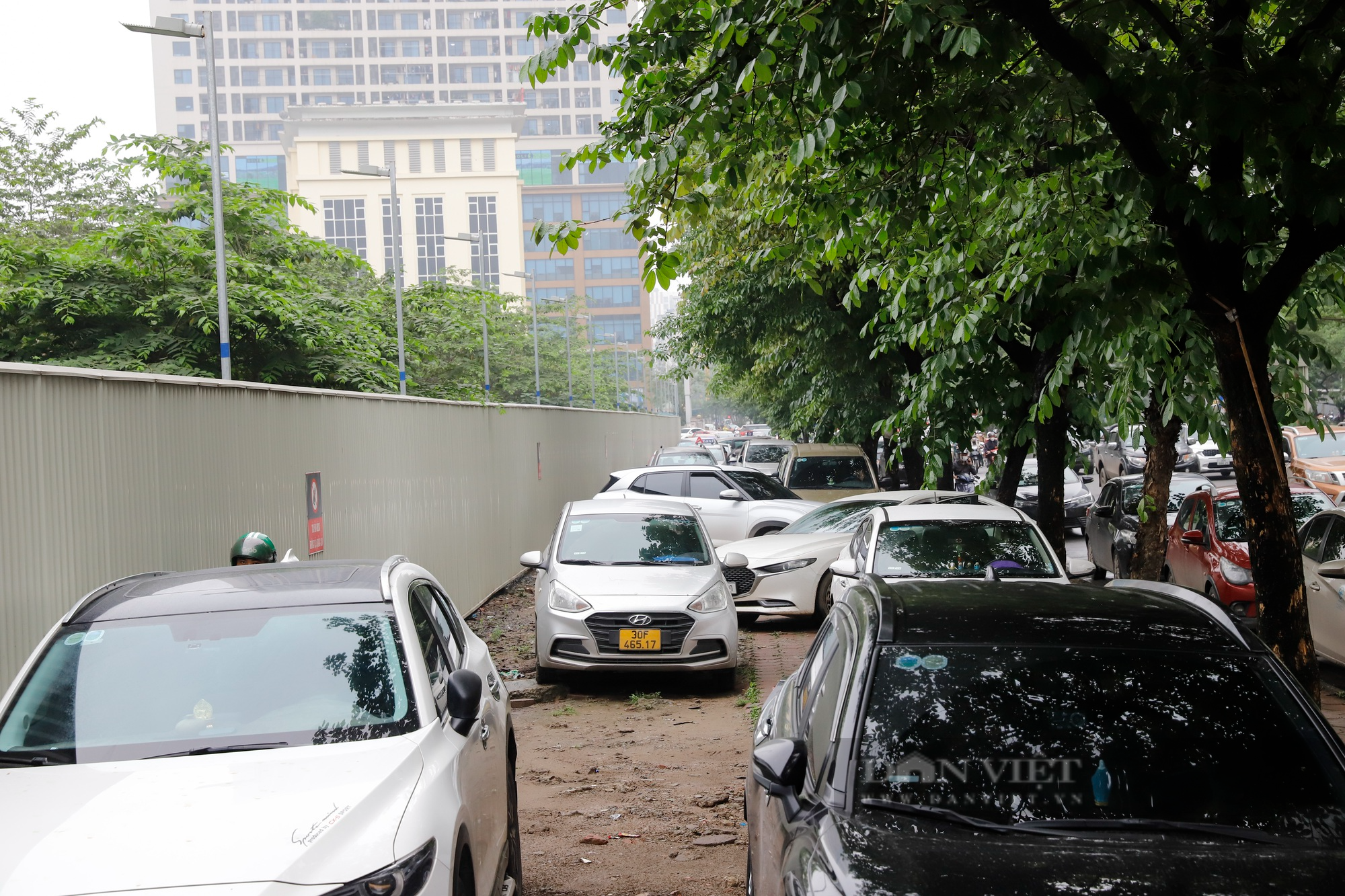 Ôtô đỗ tràn lan trên vỉa hè, lòng đường tại &quot;thủ phủ&quot; văn phòng cho thuê ở Hà Nội - Ảnh 8.