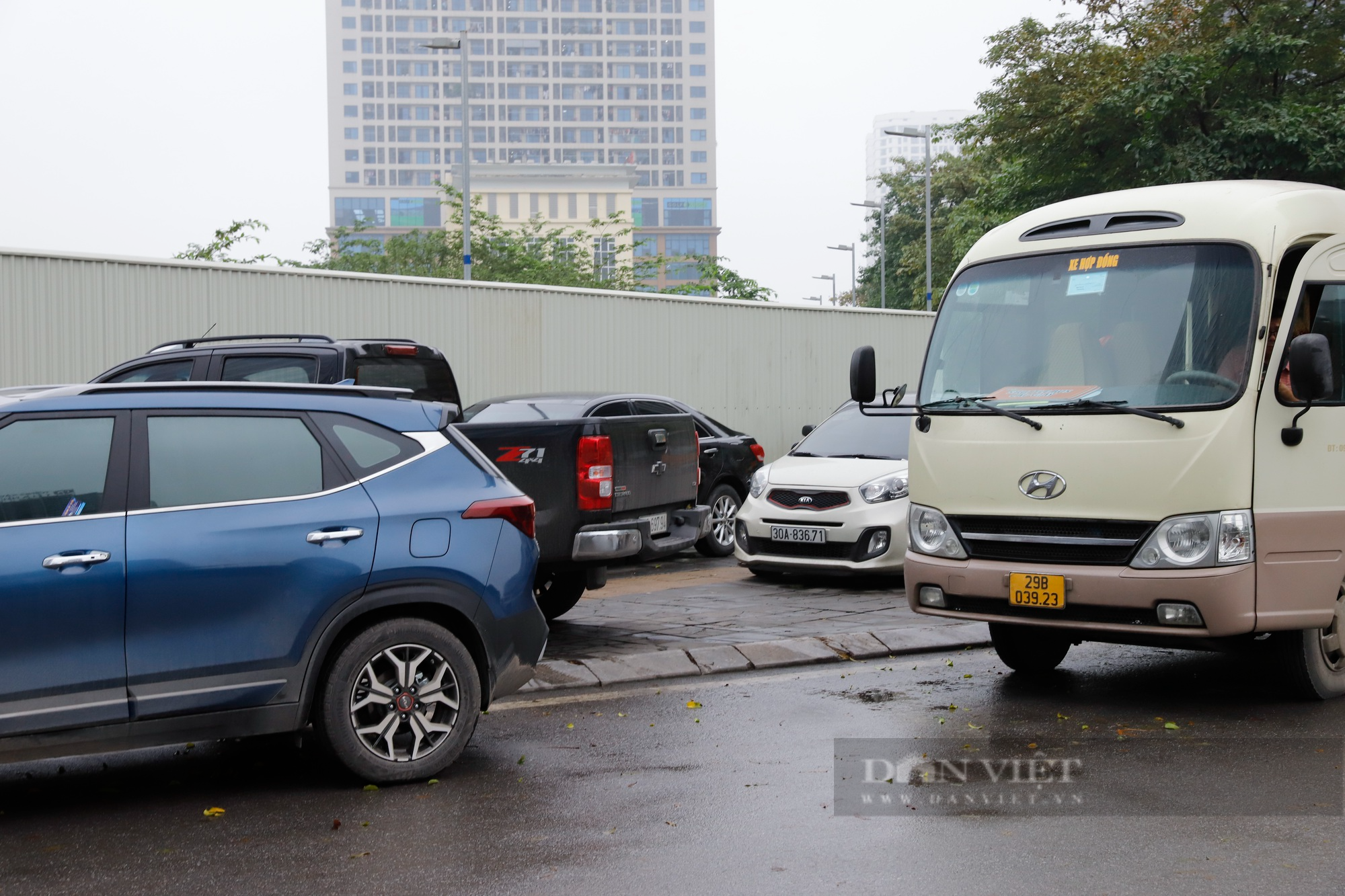 Ôtô đỗ tràn lan trên vỉa hè, lòng đường tại &quot;thủ phủ&quot; văn phòng cho thuê ở Hà Nội - Ảnh 9.