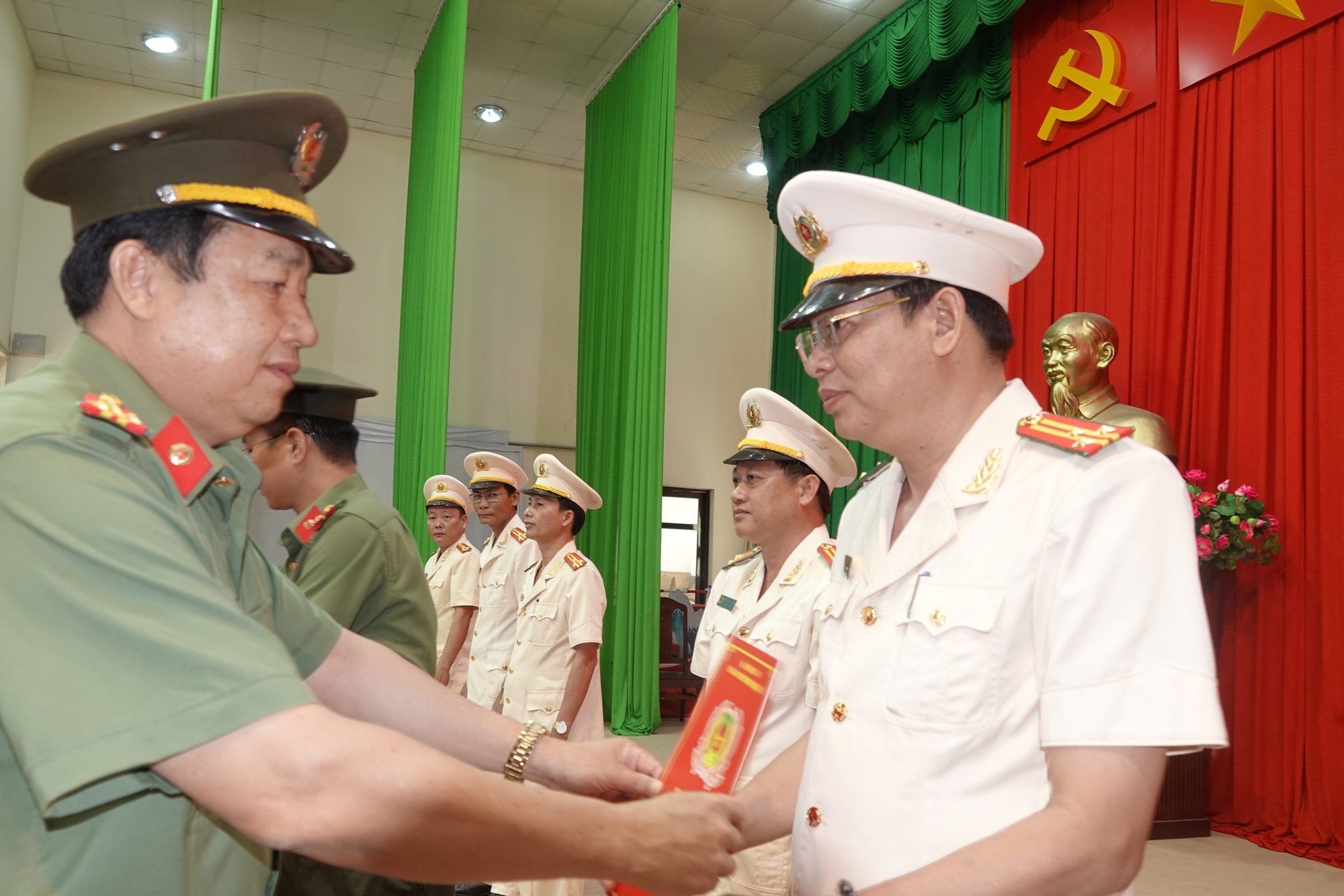Bình Thuận: Bổ nhiệm tân Chánh thanh tra, tân Trưởng Phòng CSGT và nhiều cán bộ chủ chốt cấp phòng và huyện - Ảnh 3.