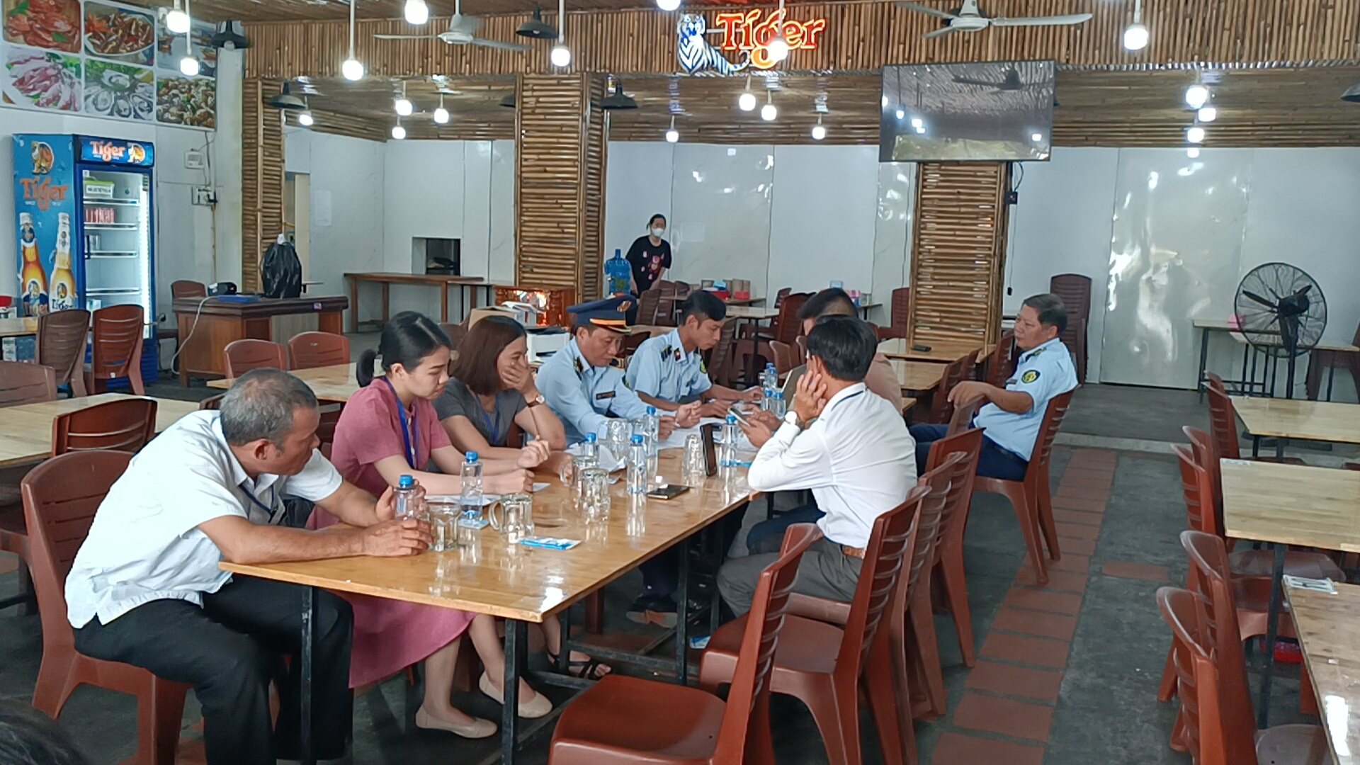 Vụ nhà hàng bị tố chặt chém ở Nha Trang, nhiều giải pháp hạn chế tình trạng chặt chém du khách - Ảnh 2.