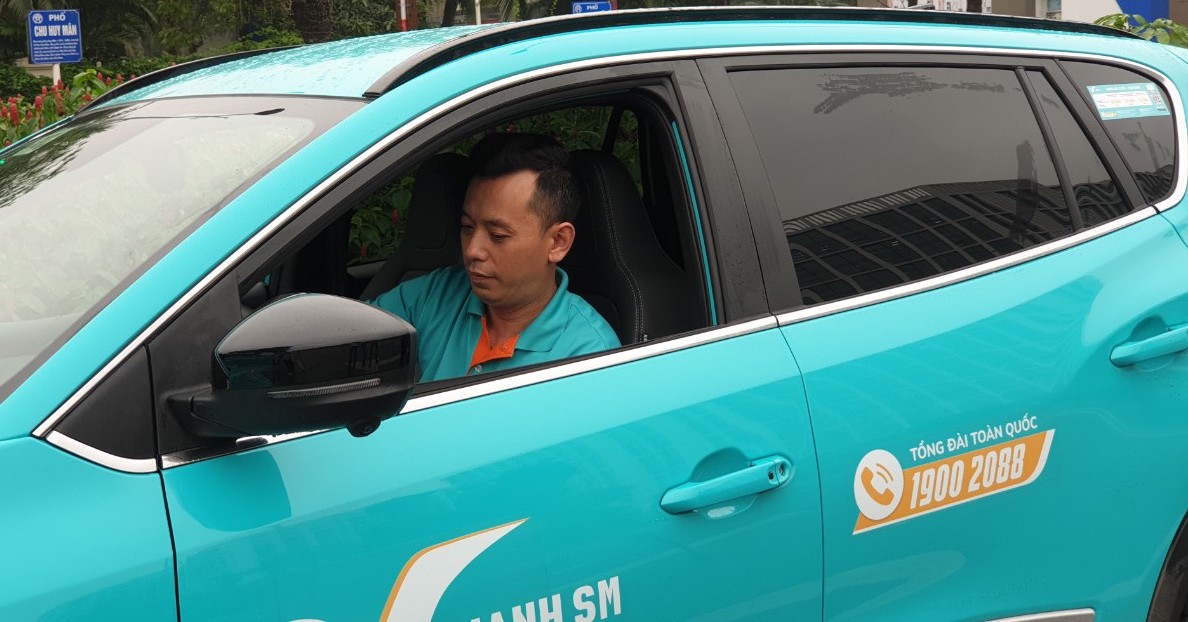 Taxi điện Vinfast chính thức hoạt động: Tài xế từng làm Grab 6 năm gia nhập GSM bởi thu nhập hấp dẫn hơn