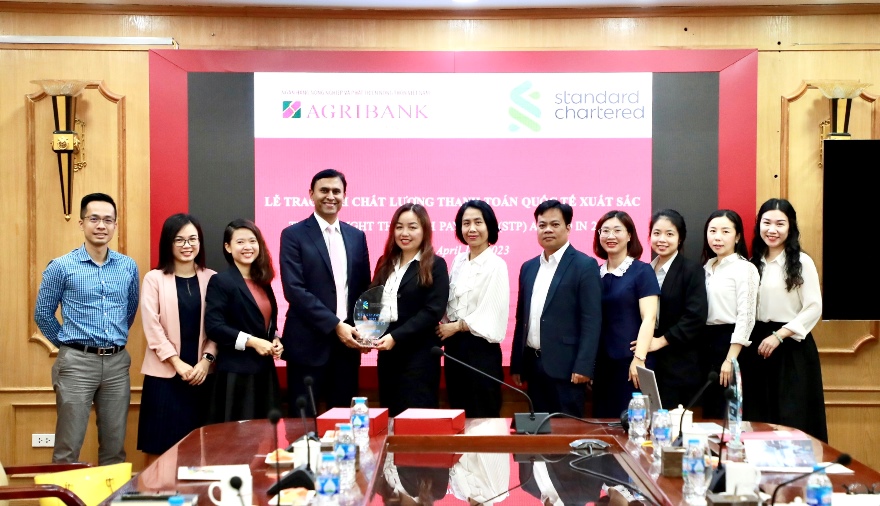 Agribank nhận giải Chất lượng Thanh toán xuất sắc năm 2022 do ngân hàng Standard Chartered trao tặng - Ảnh 1.