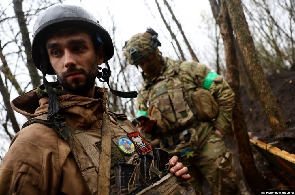 Chùm ảnh hiếm pháo binh Ukraine dội 'bão lửa' vào các cứ điểm của Nga gần Bakhmut - Ảnh 8.