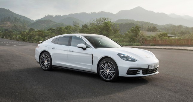 Triệu hồi hơn 300 xe Porsche Panamera tại Việt Nam - Ảnh 1.