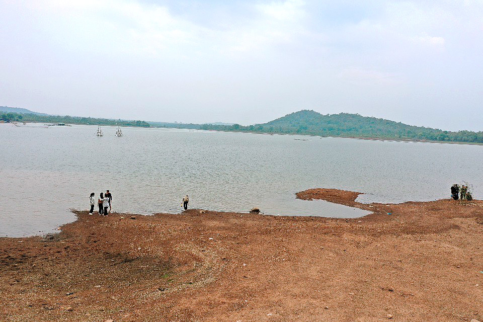 Đàn ông, đàn bà nhóm ba, nhóm bảy lội xuống một hồ đẹp ở Đắk Lắk bắt con luộc lên nước ngọt lừ - Ảnh 2.