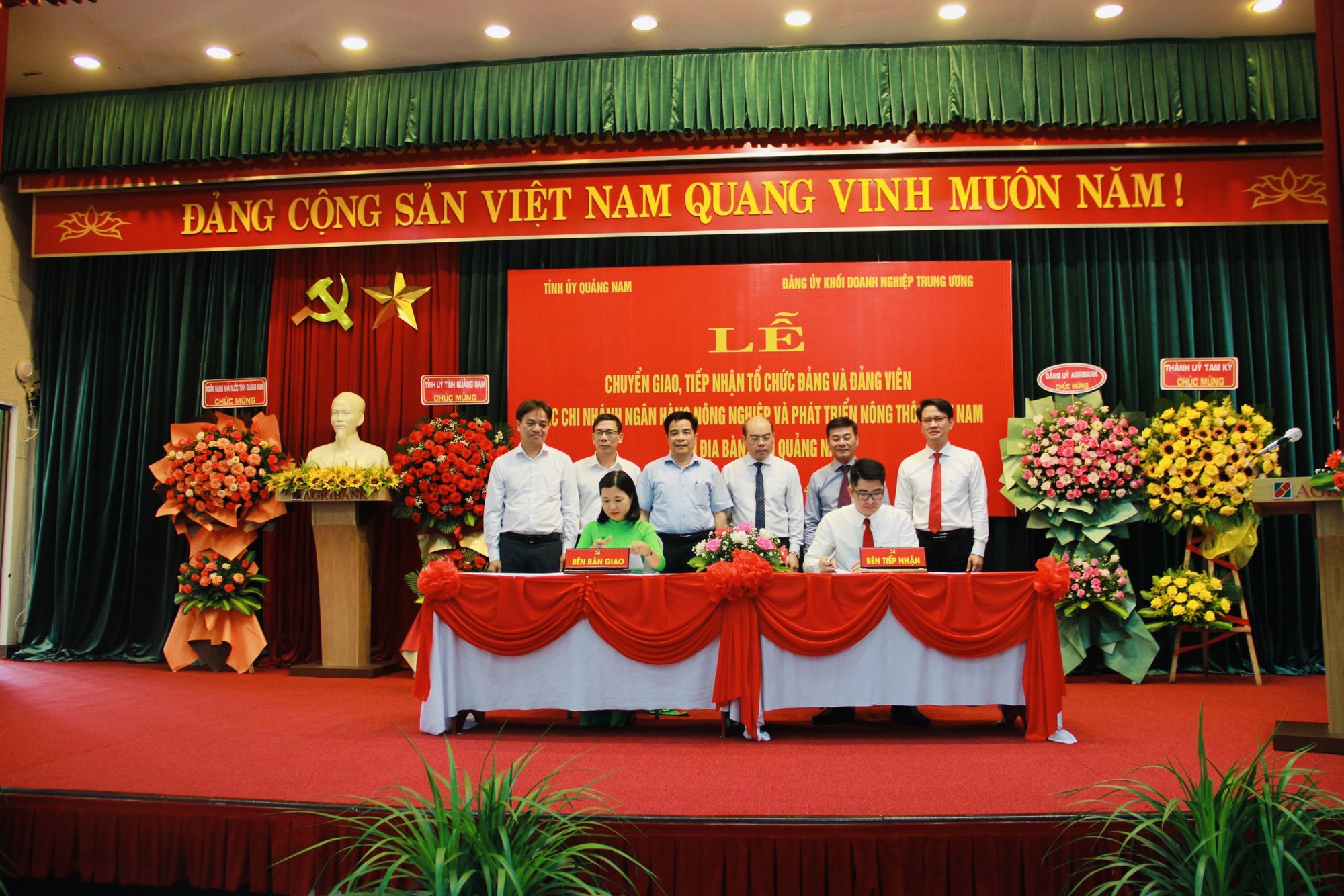 Lễ chuyển giao – tiếp nhận tổ chức đảng, đảng viên trong các Chi nhánh Agribank trên địa bàn tỉnh Quảng Nam - Ảnh 3.